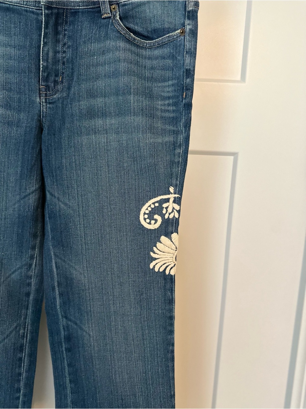 White House Black Market Blanc Floral Embroidered Bootcut Jeans 10 - Picture 3 of 6